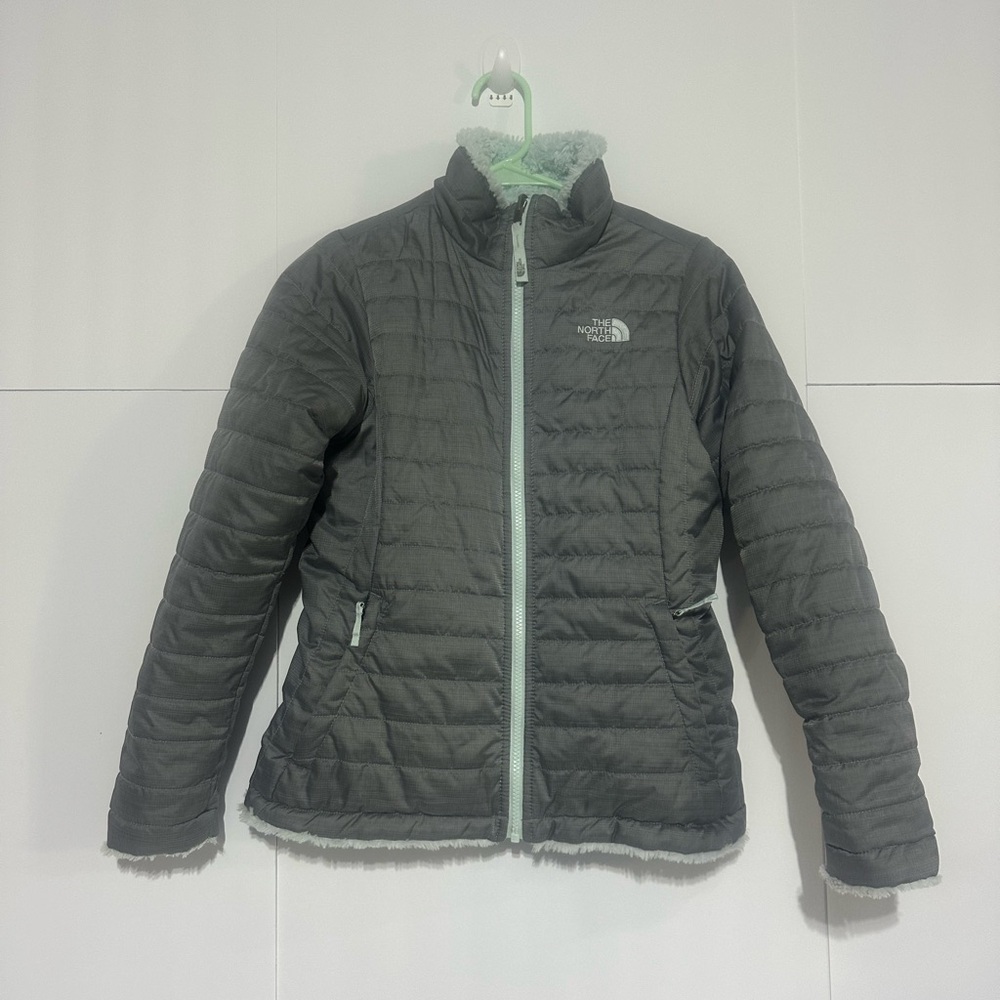 The North Face Girls Reversible Mossbud Swirl Jacket in gray with light mint